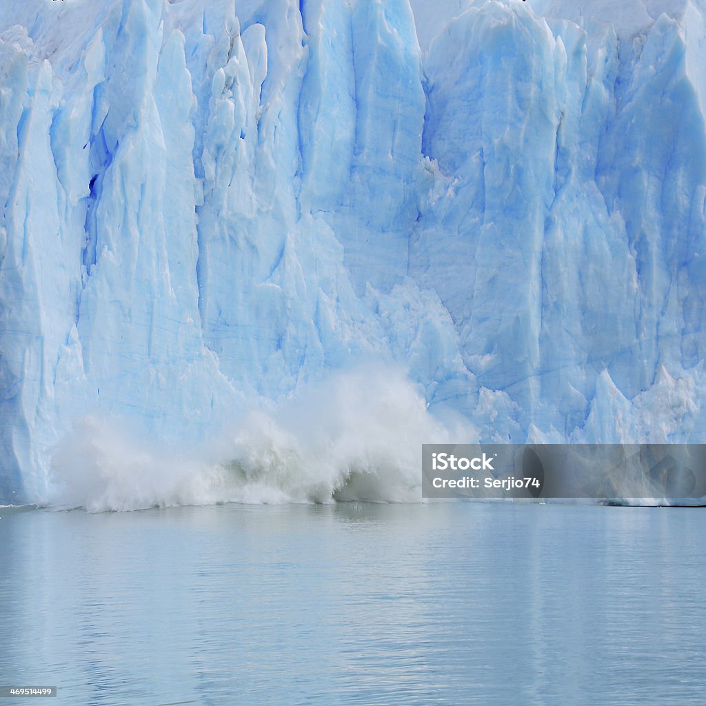 Frantumazione del ghiacciaio Perito Moreno. - Foto stock royalty-free di Acqua