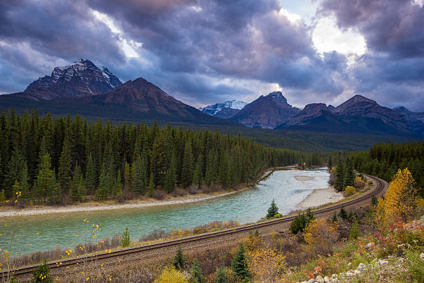 istock Morant's Curve, Banff National Park 469521068