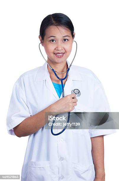 Mulher De Médico Com Estetoscópio - Fotografias de stock e mais imagens de Adulto - Adulto, Assistente, Assistência