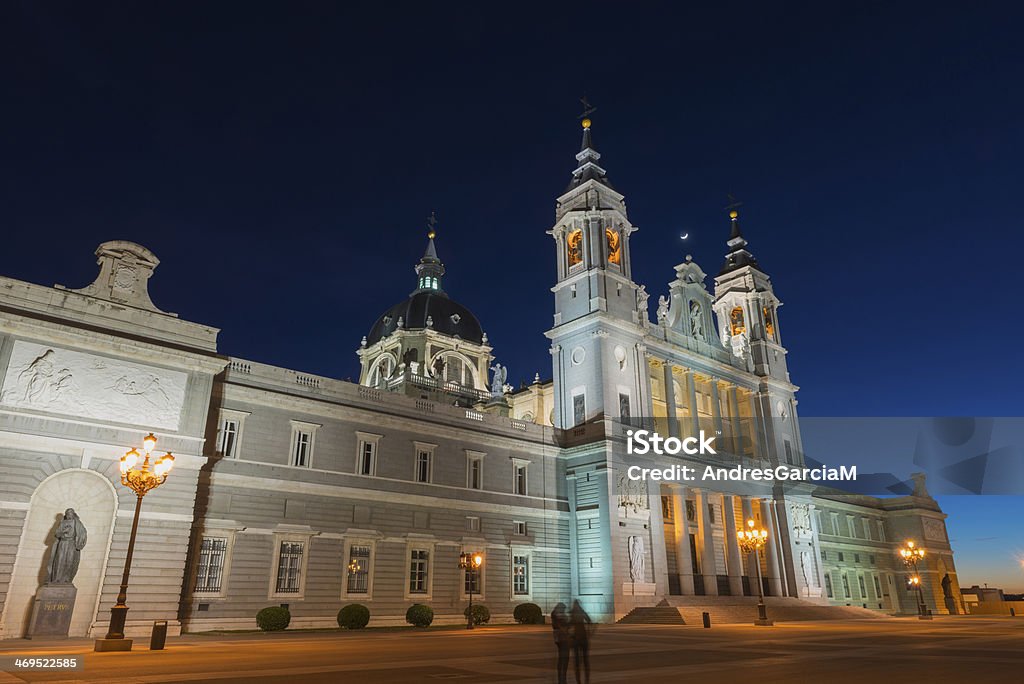 Cattedrale di Almudena di notte a Madrid - Foto stock royalty-free di Ambientazione esterna