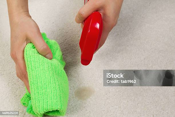 Tinción De Limpieza De Alfombra Foto de stock y más banco de imágenes de Con manchas - Con manchas, Moqueta, Quitar