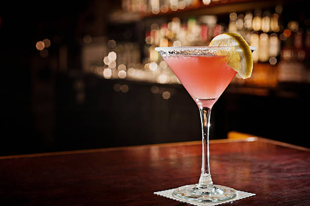 cosmopolitan martini - bebida alcohólica fotografías e imágenes de stock