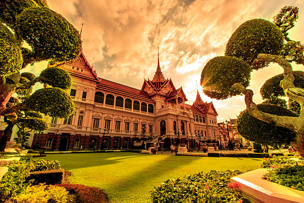королевский большой дворец в бангкоке, таиланд, азия - wat blue ancient old стоковые фото и изображения