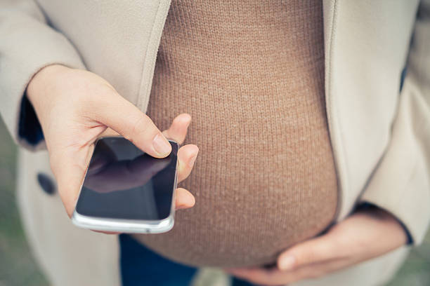 donna incinta chiamate da cellulare - 40 weeks foto e immagini stock