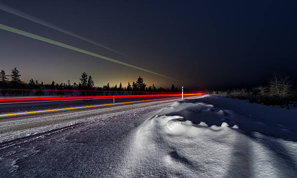 winter abend road - car pursuit chasing night stock-fotos und bilder