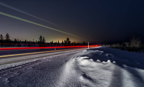겨울맞이 밤입니다 road - car pursuit chasing night 뉴스 사진 이미지