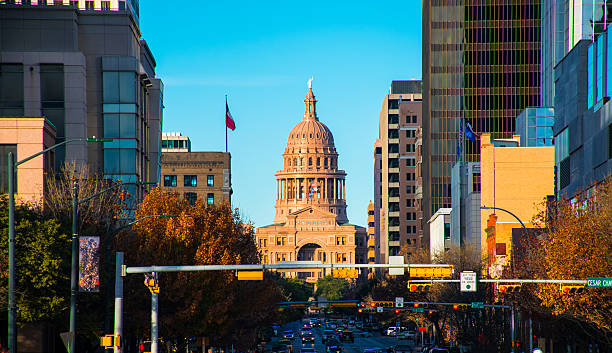 capitole du texas de south congress bridge - austin texas skyline texas cityscape photos et images de collection