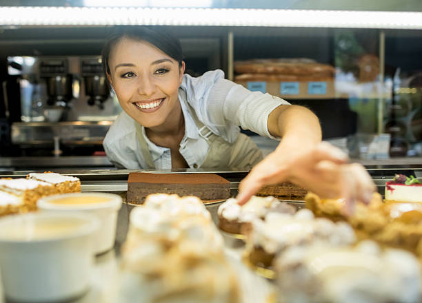 kobieta pracuje w piekarni - cafeteria food service business zdjęcia i obrazy z banku zdjęć