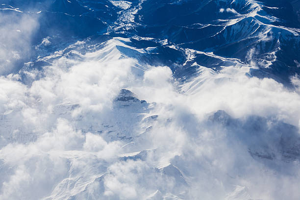 pirinéus montanhas fantástico vista aérea de avião - mountain range earth sky airplane imagens e fotografias de stock