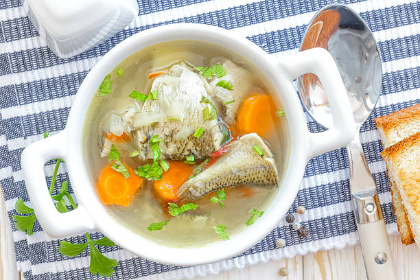 sopa de pescado - caldo de pescado fotografías e imágenes de stock