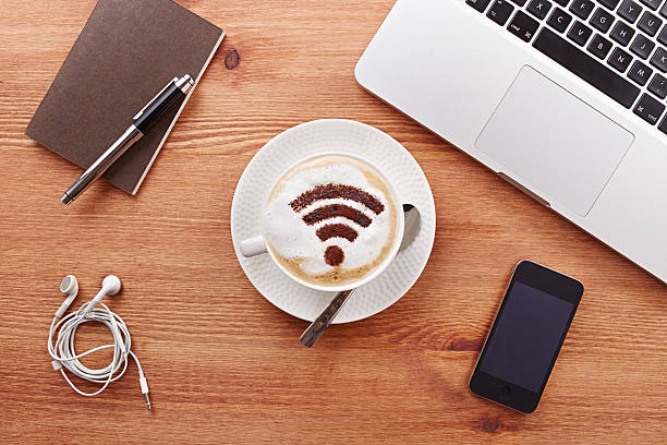 無料の wi -fi 、エリアの上のコーヒー、ラテ - time zone audio ストックフォトと画像