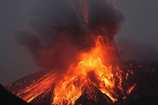 녹은 용암 erupts 메트로폴리스 sakurajima 가고시마현 일본 - volcano exploding smoke erupting 뉴스 사진 이미지