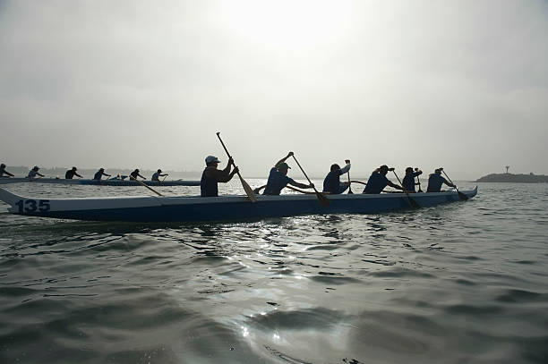 canoa outrigger corsa - remare foto e immagini stock