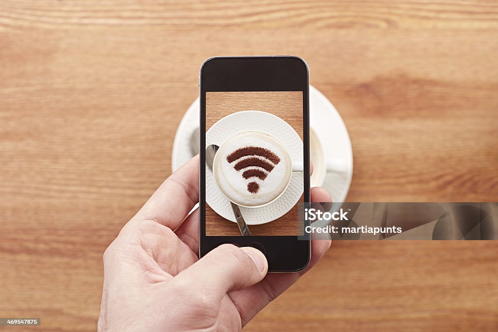 Smartphone nehmen Foto von kostenfreiem W-LAN Anmelden einen Kaffee - Lizenzfrei Café Stock-Foto
