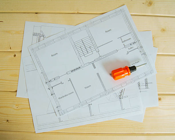 ремонт работы. чертежей для строительства и отвёртка на деревянном фоне - paperwork house work tool pencil стоковые фото и изображения