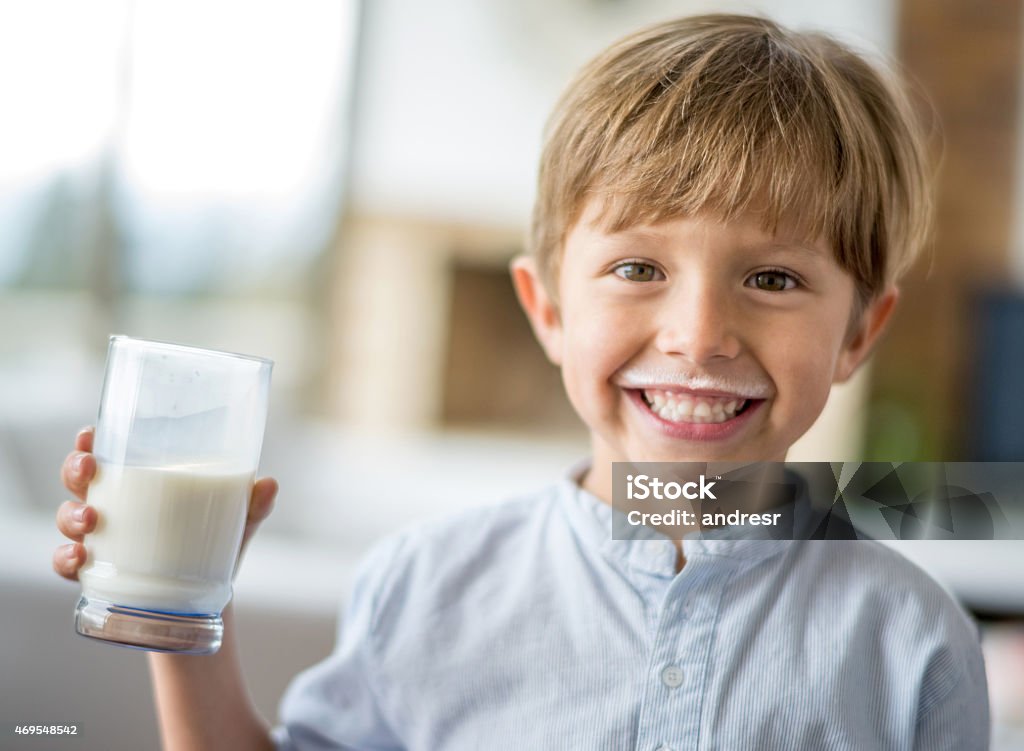 Junge trinkt Milch und damit einen Schnurrbart - Lizenzfrei Milch Stock-Foto