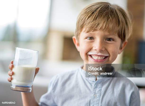 Junge Trinkt Milch Und Damit Einen Schnurrbart Stockfoto und mehr Bilder von Milch - Milch, Kind, Trinken