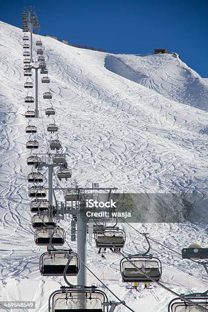 Chairlift En El Complejo Turístico De Esquí Krasnaya Polyana Rusia Foto de stock y más banco de imágenes de Actividad