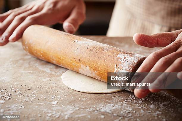 Hände Die Backen Teig Mit Nudelholz Stockfoto und mehr Bilder von Nudelholz - Nudelholz, Teig, Arbeiten