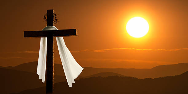 iluminação dramática de montanha nascer do sol com cruz de páscoa - cross shape religion sky wood imagens e fotografias de stock