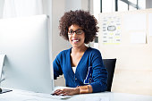 junge-afrikanische-frau-arbeiten-am-computer.jpg?b=1&s=170x170&k=20&c=bkuPAOIB1uaAQGxY3IAPXXgVjqPjuN0DQ1z6jISlrzY=