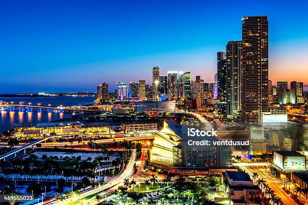 El Centro De Miami Por La Noche Foto de stock y más banco de imágenes de Miami - Miami, Distrito central, Noche