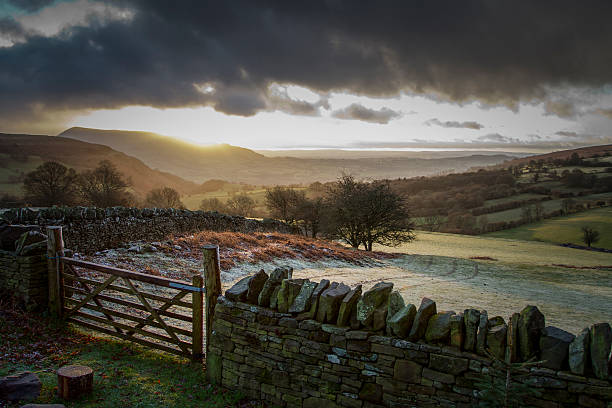 die bloringe von sugarloaf - brecon beacons nationalpark stock-fotos und bilder