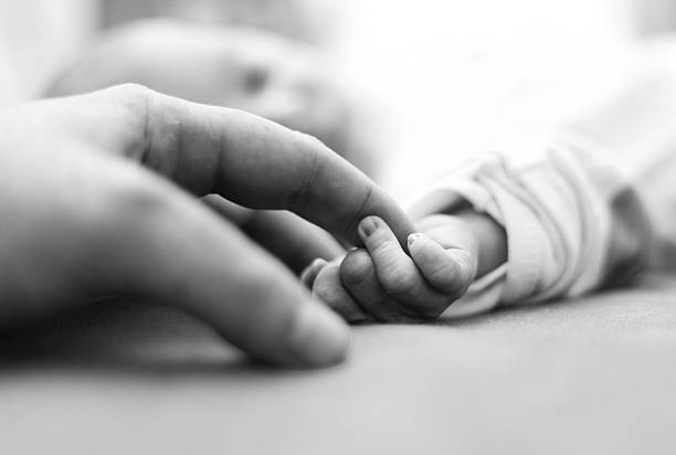 el padre de su bebé está celebrando el dedo para la primera vez - vida nueva fotos fotografías e imágenes de stock