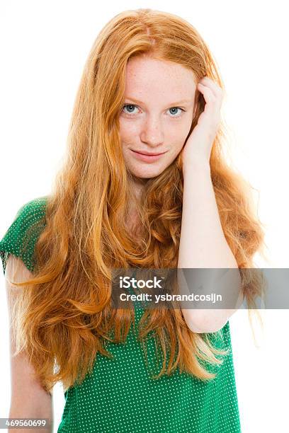 미소 뽀샤시 여자아이 긴 빨간색 헤어 황록색 셔츠를 입고 있습니다 가꿔주기에 대한 스톡 사진 및 기타 이미지 - 가꿔주기, 갈색, 갈색 머리