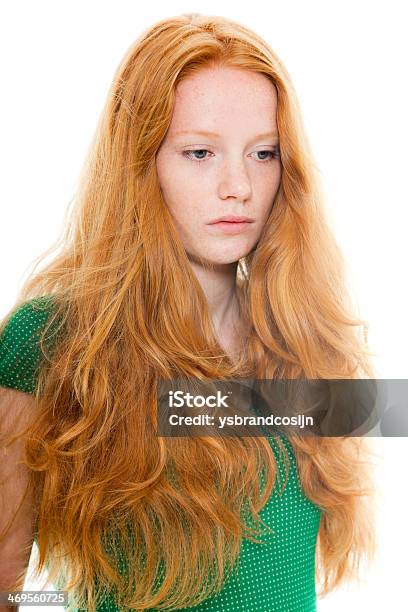 Pretty Girl に長い赤い髪グリーンのシャツを着ています - 1人のストックフォトや画像を多数ご用意 - 1人, まっすぐ, まぶしい