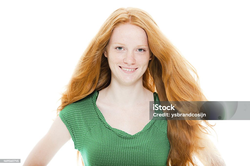 Sorridente bella ragazza con lunghi capelli rossi indossa la camicia verde. - Foto stock royalty-free di Adulto