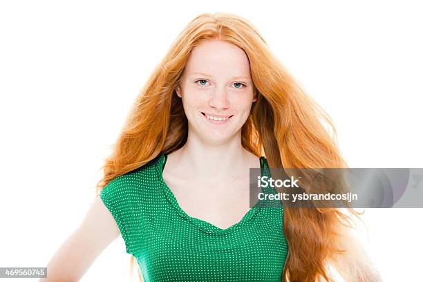 Sorridente Bella Ragazza Con Lunghi Capelli Rossi Indossa La Camicia Verde - Fotografie stock e altre immagini di Adulto