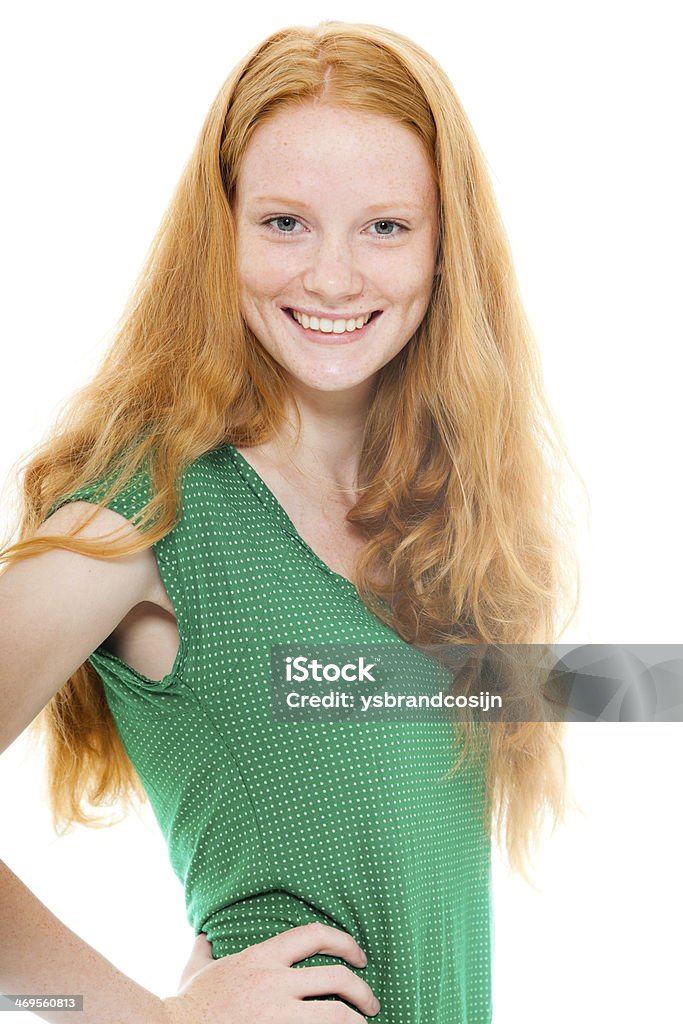 Sorridente bella ragazza con lunghi capelli rossi indossa la camicia verde. - Foto stock royalty-free di Adulto
