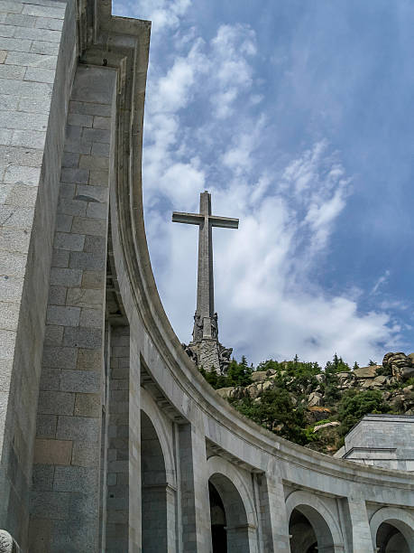 계곡의 타락 - cemetery monastery cross tomb 뉴스 사진 이미지