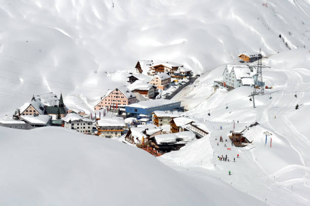 telesilla-st christoph-esquí - ski resort austria village winter fotografías e imágenes de stock