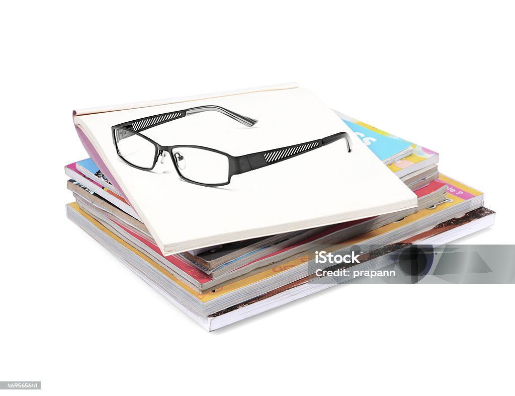 Pile de livres avec des lunettes, isolé sur fond blanc - Photo de Magazine libre de droits