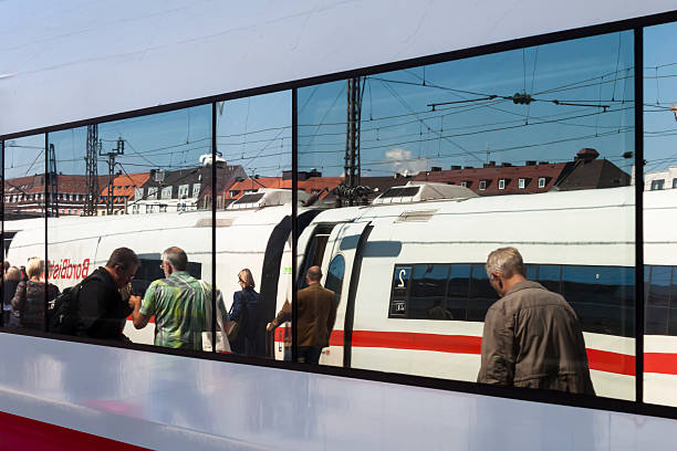 Trem e os passageiros no aeroporto de Munique - foto de acervo