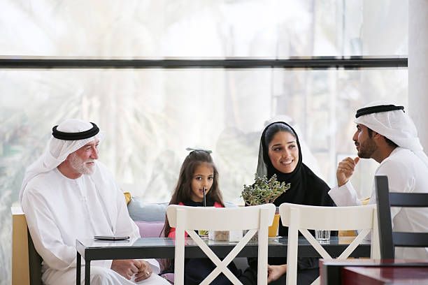 아라비아 가족이 즐길 수 있는 레저 시간을 카페 - dubai united arab emirates airport indoors 뉴스 사진 이미지