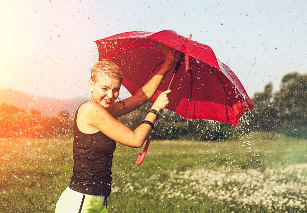 femme avec parasol et en été à jets de pluie - rain women umbrella parasol photos et images de collection