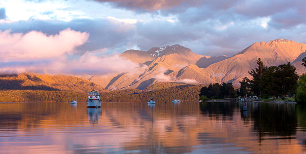 die wunderschönen glanz des sunrise sich am lake te anau - te anau stock-fotos und bilder