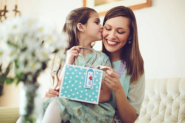 2 つの幸せな女性のポートレート - 子ども　プレゼント ストックフォトと画像