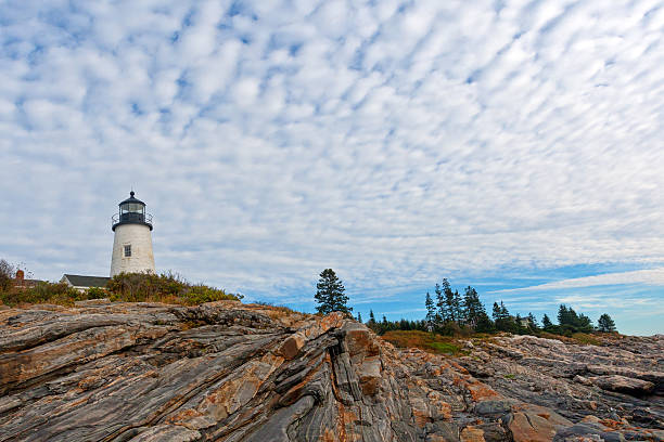 farol de pemaquid point maine acima de bordas rochosas - new england pemaquid peninsula blue skies lighthouse - fotografias e filmes do acervo