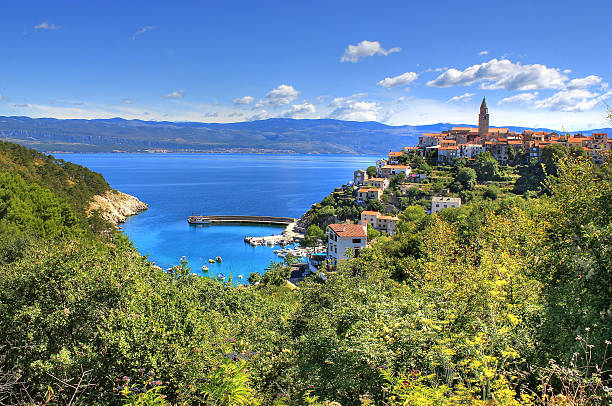 città di vrbnik paesaggio verde - krk foto e immagini stock