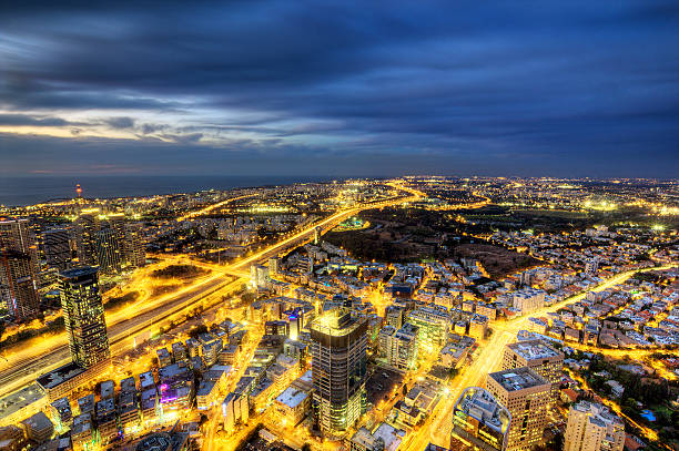 cidade-vista noturna - tel aviv israel skyline traffic - fotografias e filmes do acervo