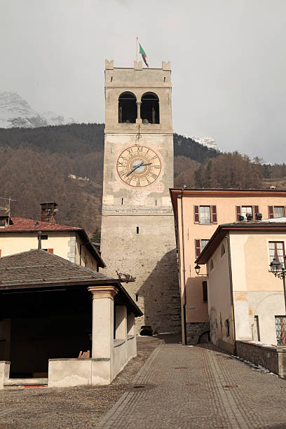 bormio la magnifique ville médiévale dans les alpes italiennes - mountain peak famous place outdoors landscape photos et images de collection