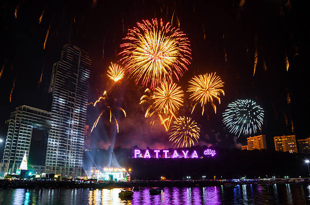 fogos de artifício em pattaya golfo, chonburi. - pattaya imagens e fotografias de stock