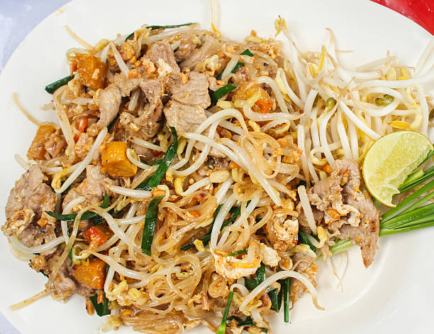 pad thai - thailand thai culture thai cuisine pad thai foto e immagini stock