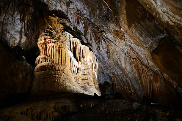 Gruta de pedra calcária - foto de acervo