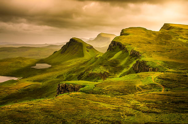 panoramablick von quiraing berge sonnenuntergang mit dramatischer himmel, schot - schottisches hochland stock-fotos und bilder