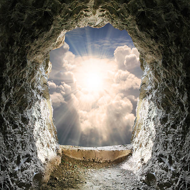 luce alla fine del tunnel. - spirituality light tunnel light at the end of the tunnel foto e immagini stock